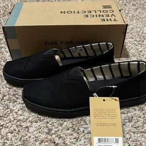NIB  Men’s Classic Black Canvas slip on by Toms Sz 8